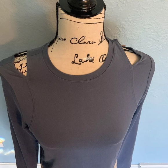 Tight Fit Sporty Cold Shoulder Crop Top - Picture 4 of 6